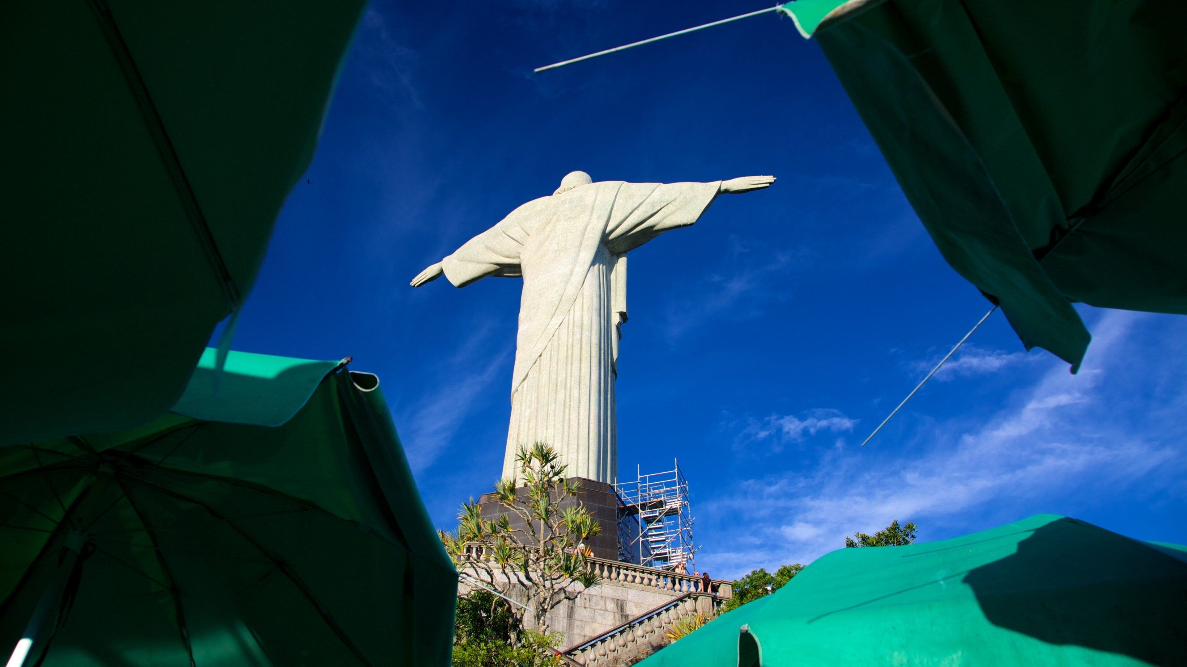 Corcovado som inkluderer religiøse elementer og statue eller skulptur