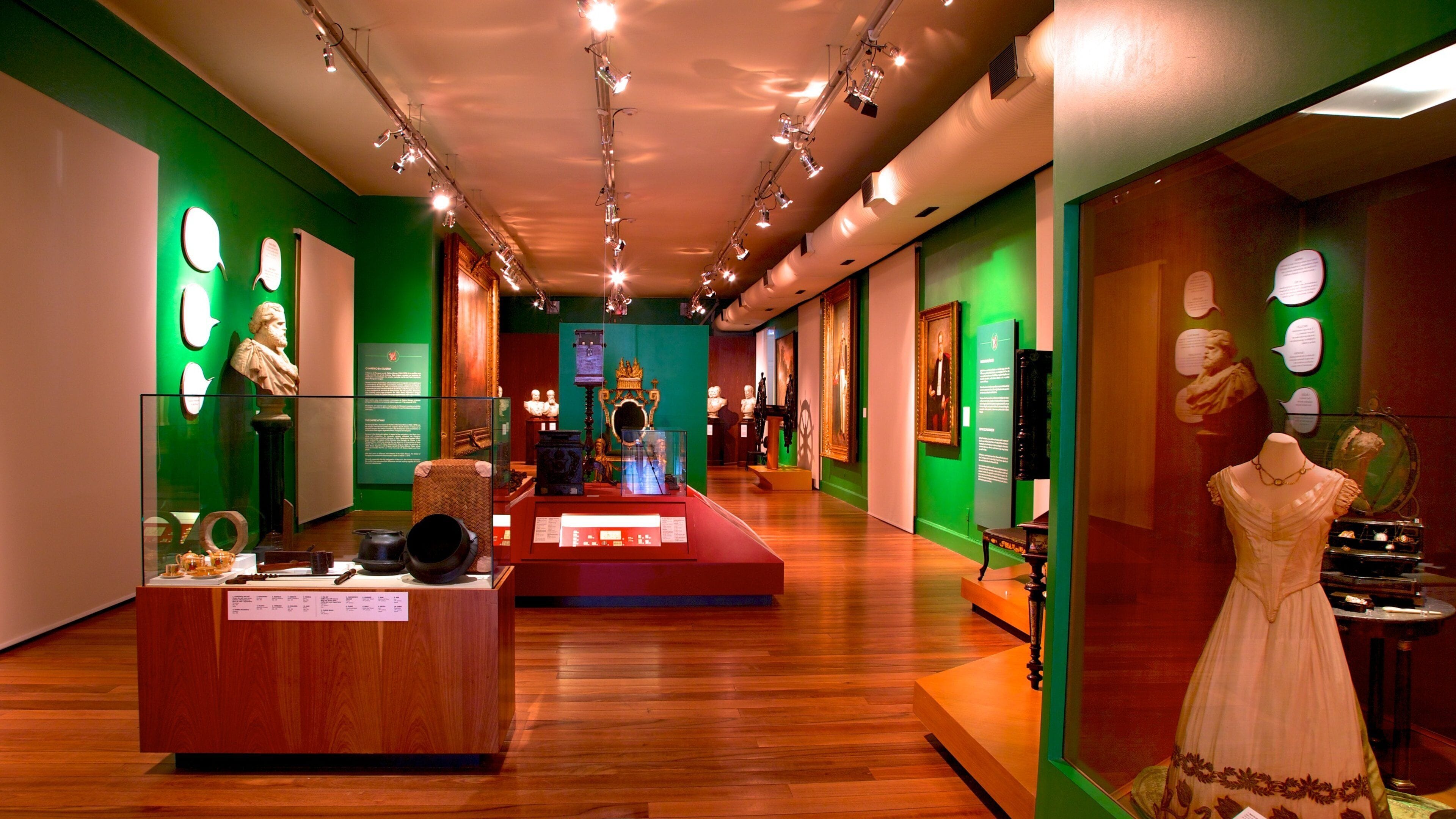 Museo Histórico Nacional mostrando vistas interiores