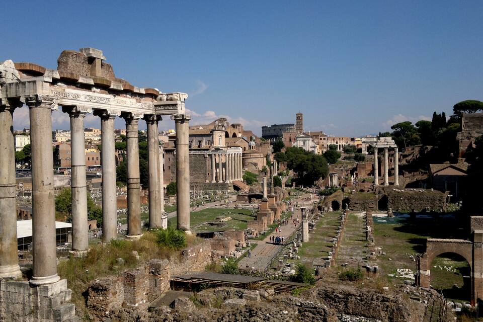 Ruinas romanas antiguas con columnas y arcos, incluyendo el Arco de Septimio Severo.