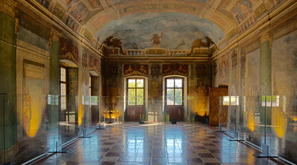 Palacio de Hellbrunn mostrando arquitectura patrimonial, palacio y vistas de interior