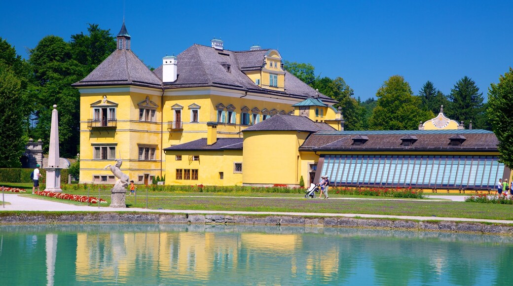 Palacio de Hellbrunn que incluye palacio, un estanque y arquitectura patrimonial