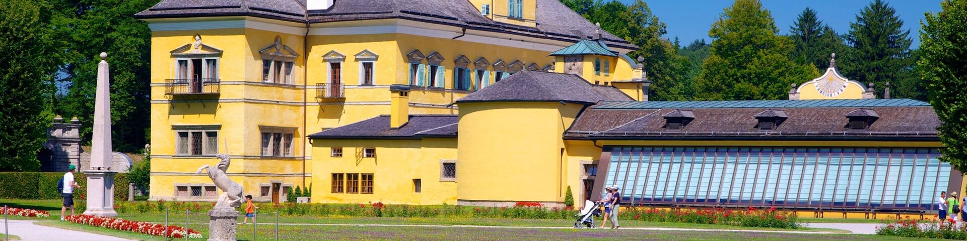 Schloss Hellbrunn das einen Teich, Burg und Kleinstadt oder Dorf