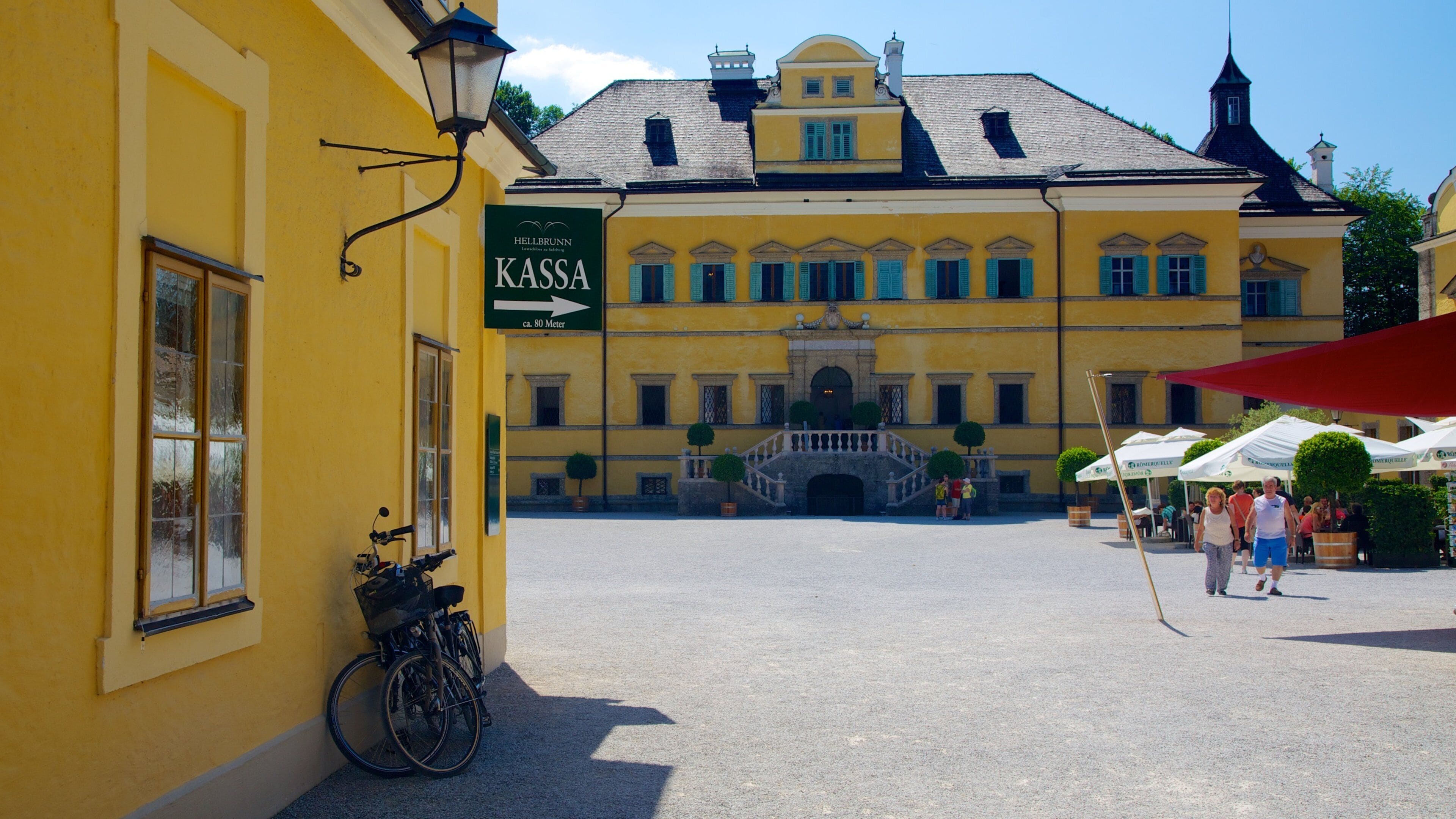 Schloss Hellbrunn som visar ett slott, historisk arkitektur och ett torg