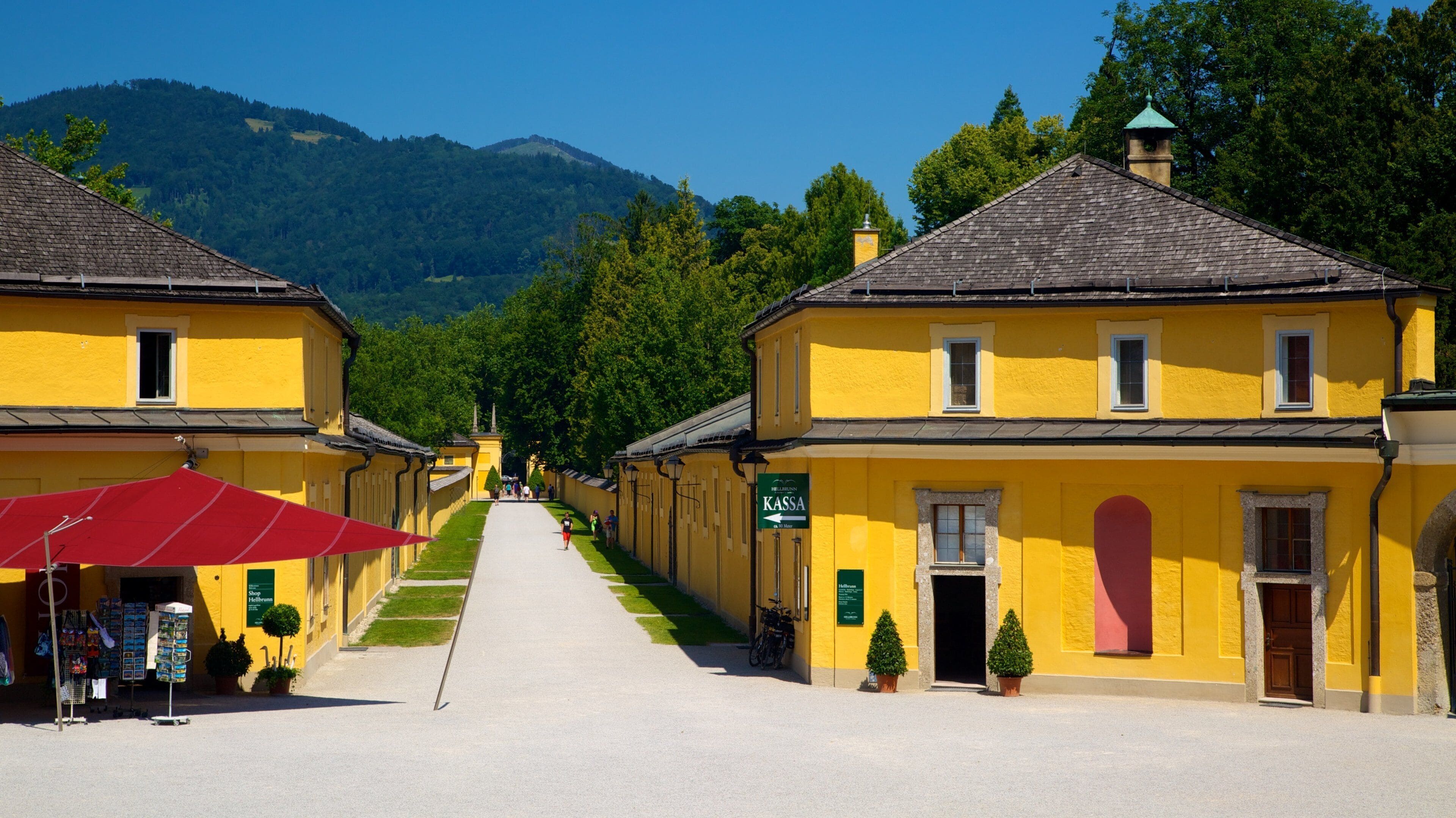 Hellbrunn-slottet som inkluderer liten by eller landsby, gatescener og palass