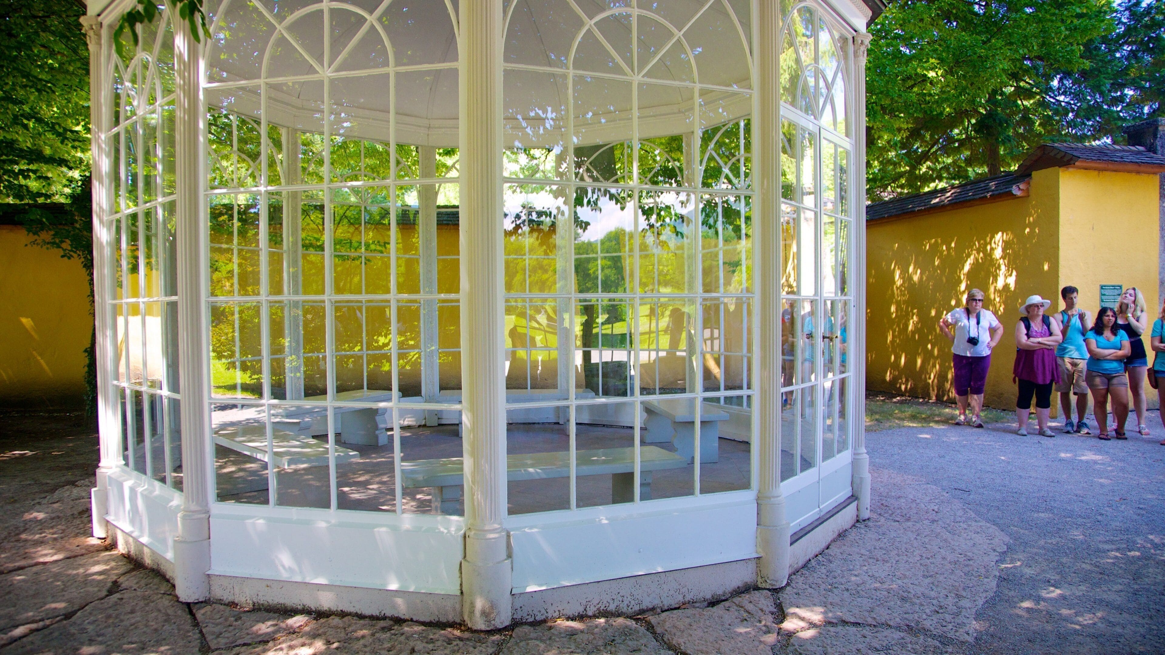 Schloss Hellbrunn som visar chateau eller palats och gatuliv såväl som en liten grupp av människor