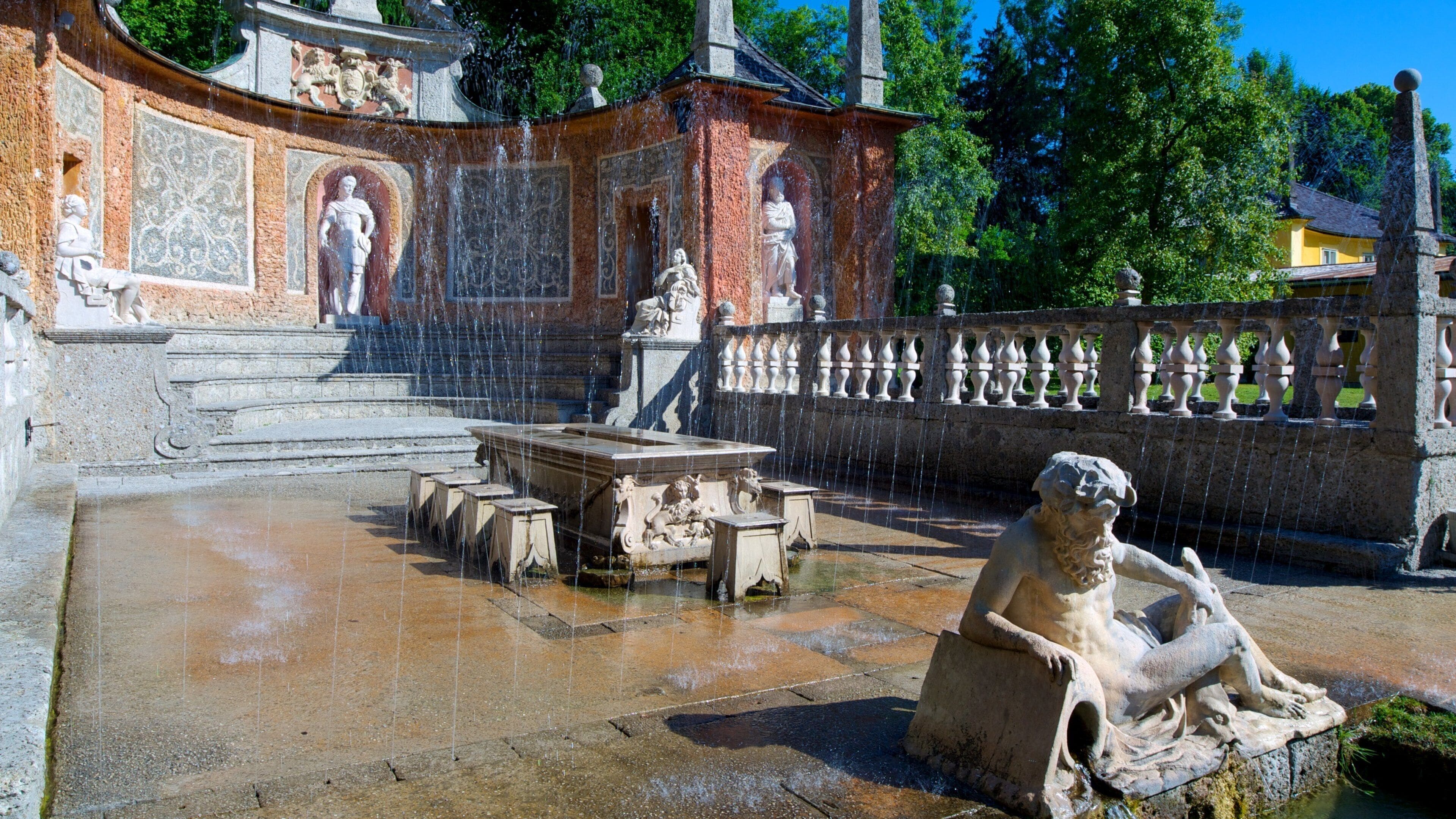 Schloss Hellbrunn presenterar en fontän, historisk arkitektur och en staty eller skulptur