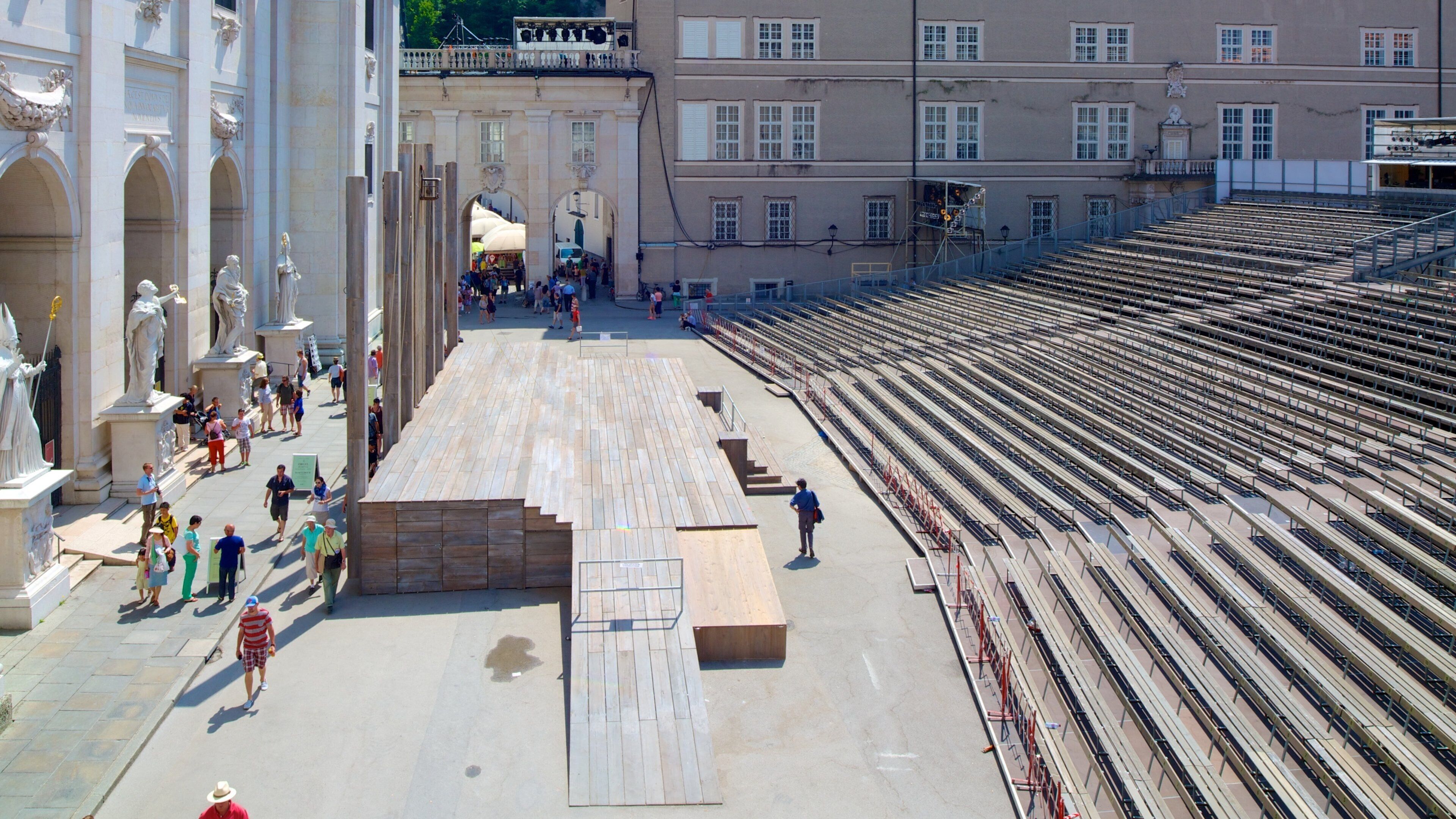 Salzburger Residenz welches beinhaltet Stadt, historische Architektur und Platz oder Plaza