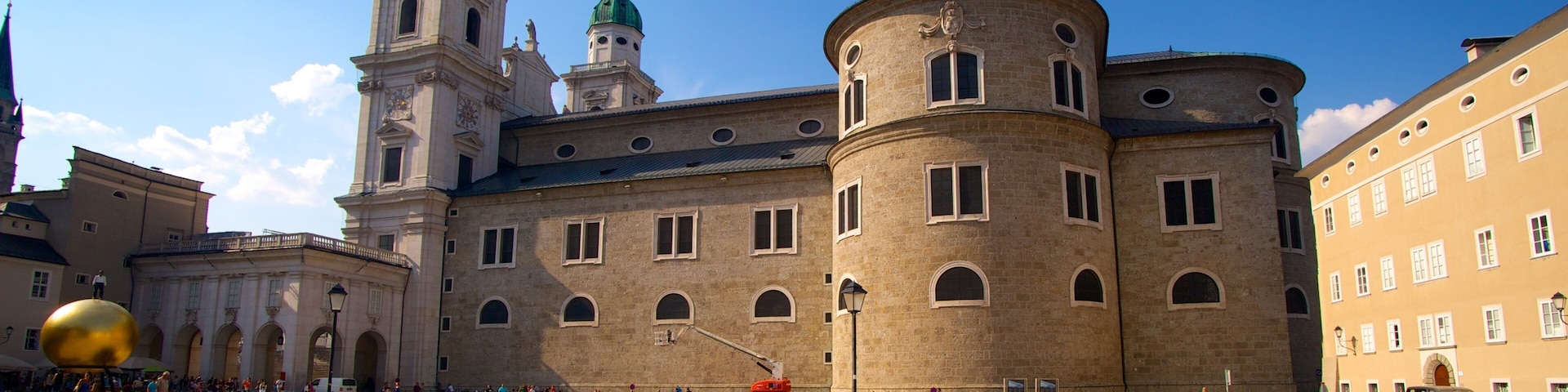 Ein historisches Gebäude mit zwei Türmen und einem Brunnen.