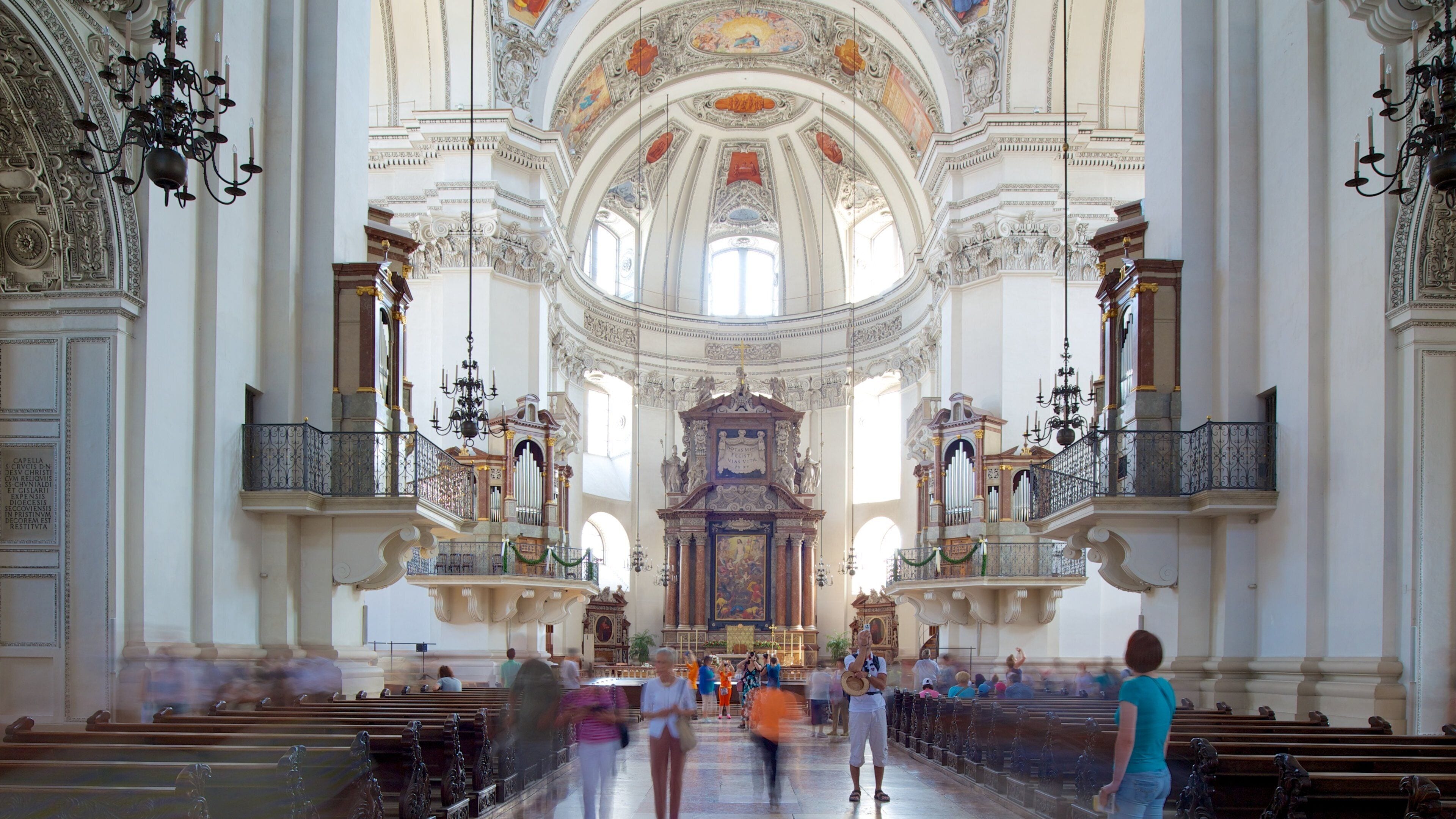 Catedral de Salzburgo ofreciendo vista interna, una iglesia o catedral y elementos religiosos