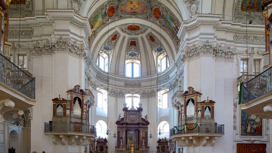 Salzburger Dom som inkluderar historiska element, interiörer och religiösa aspekter