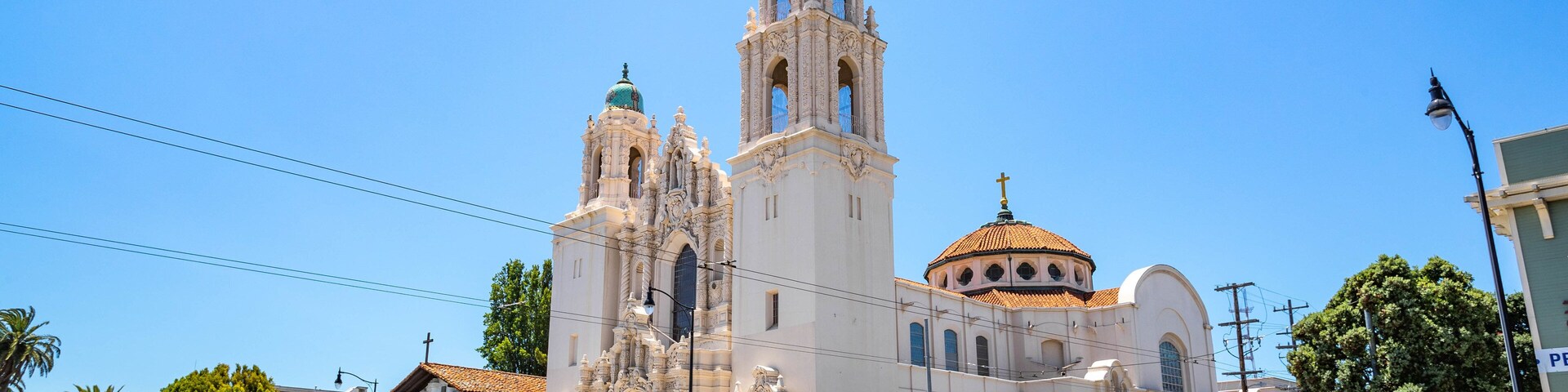 Uma igreja grande e ornamentada, com uma alta torre de sino e uma cúpula.