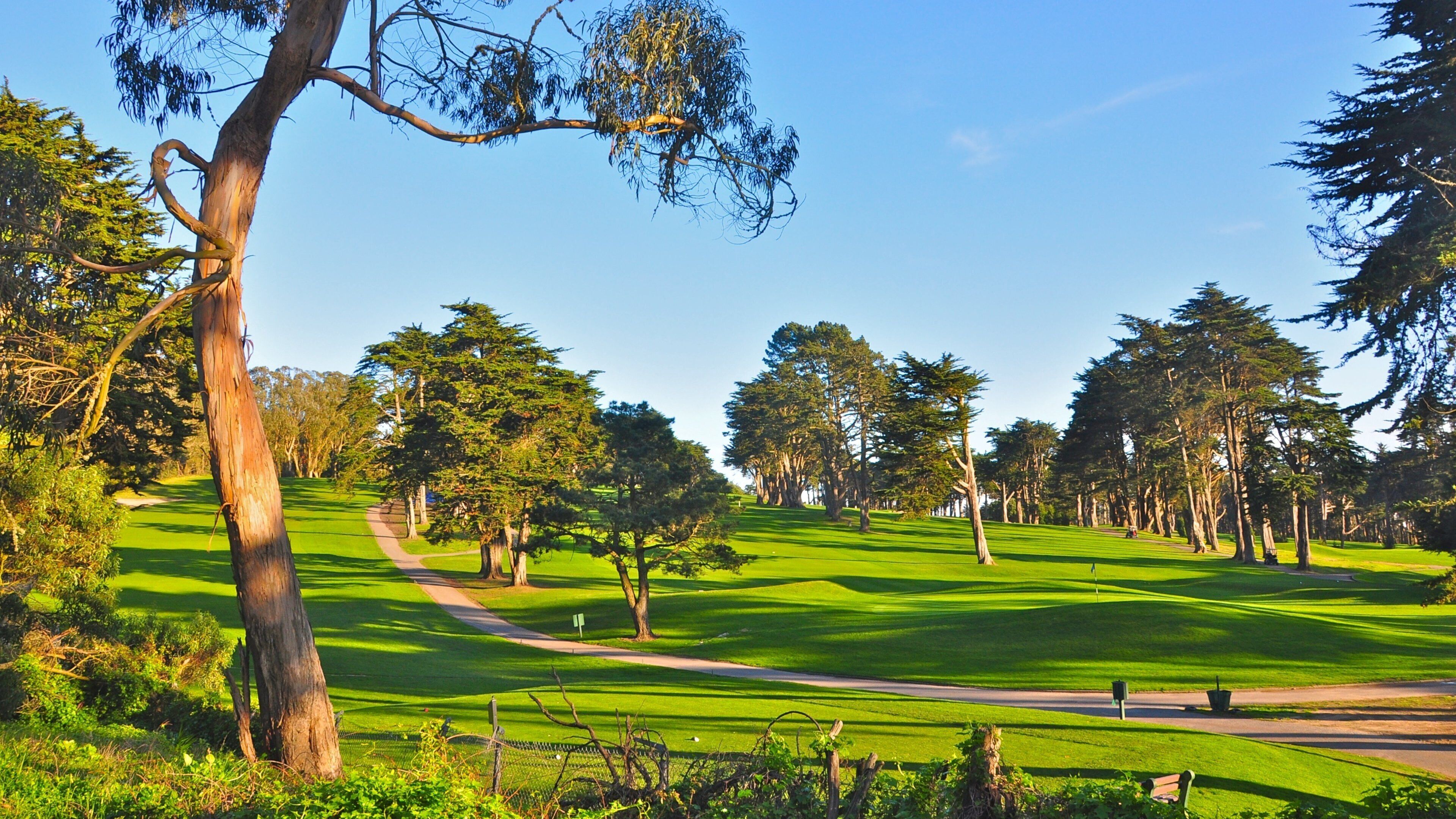 Presidio of San Francisco som visar en trädgård och landskap