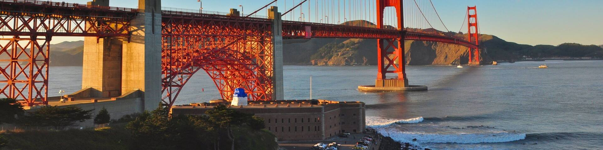 Militärstützpunkt Presidio das einen Bucht oder Hafen, Brücke und historische Architektur