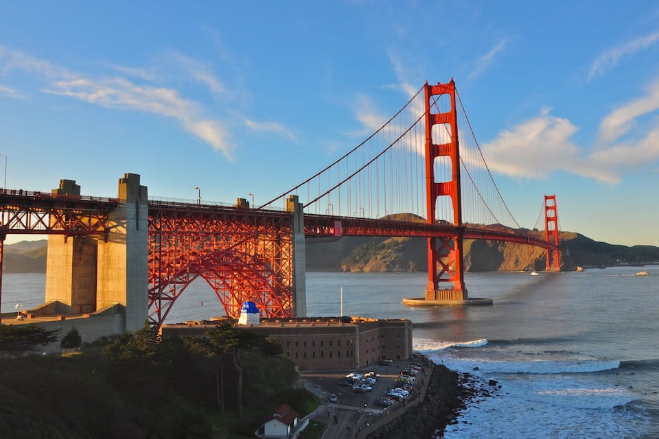 Il Golden Gate, con le sue torri rosse caratteristiche e i cavi di sospensione, attraversa l'imboccatura della baia di San Francisco.
