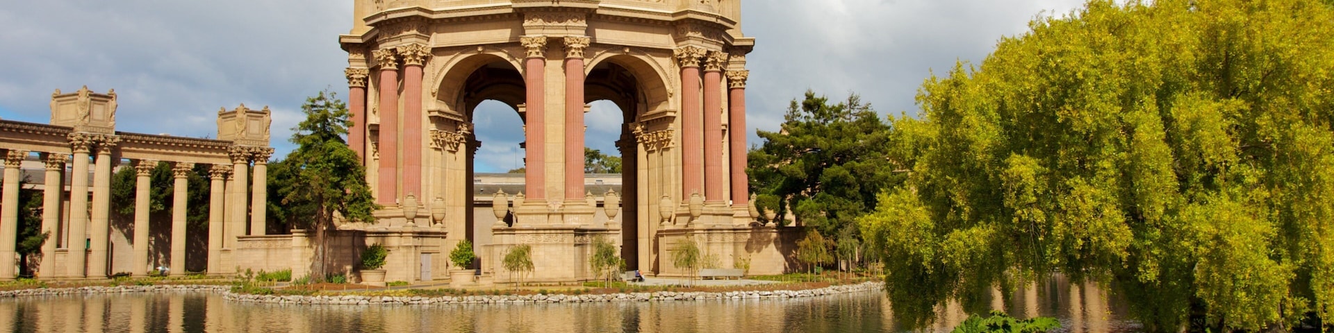 Palace of Fine Arts caracterizando arquitetura de patrimônio, um pequeno castelo ou palácio e um parque