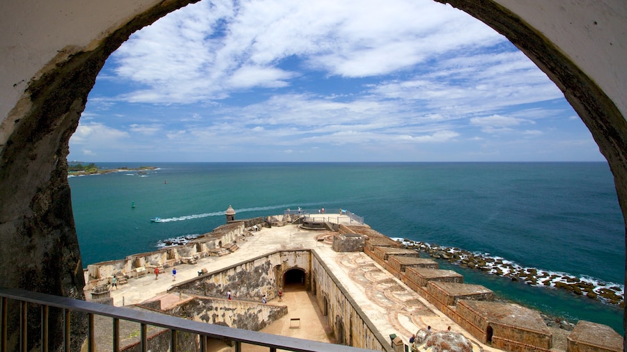 Castillo San Felipe del Morro mostrando paisagens litorĂąneas e elementos de patrimĂŽnio