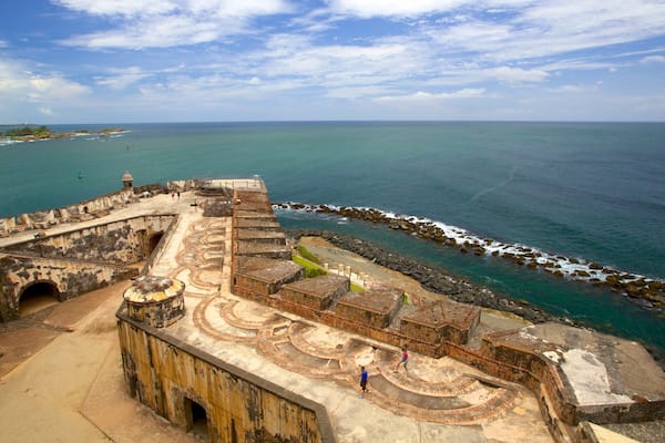 Castillo San Felipe del Morro welches beinhaltet schroffe Küste und Geschichtliches