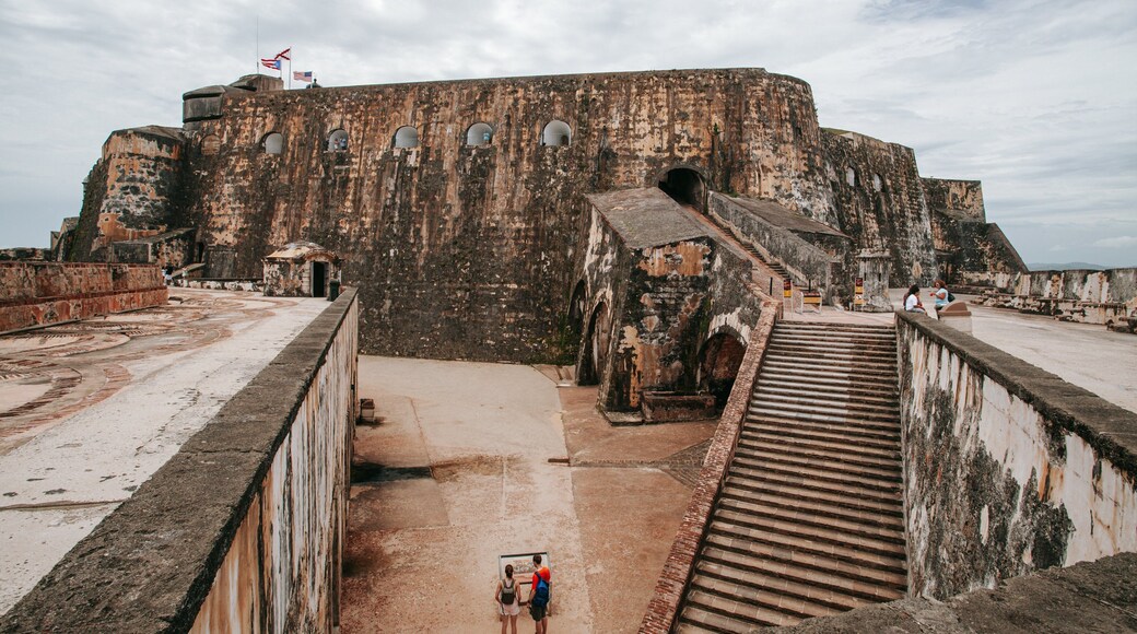 Castillo San Felipe del Morro showing heritage architecture