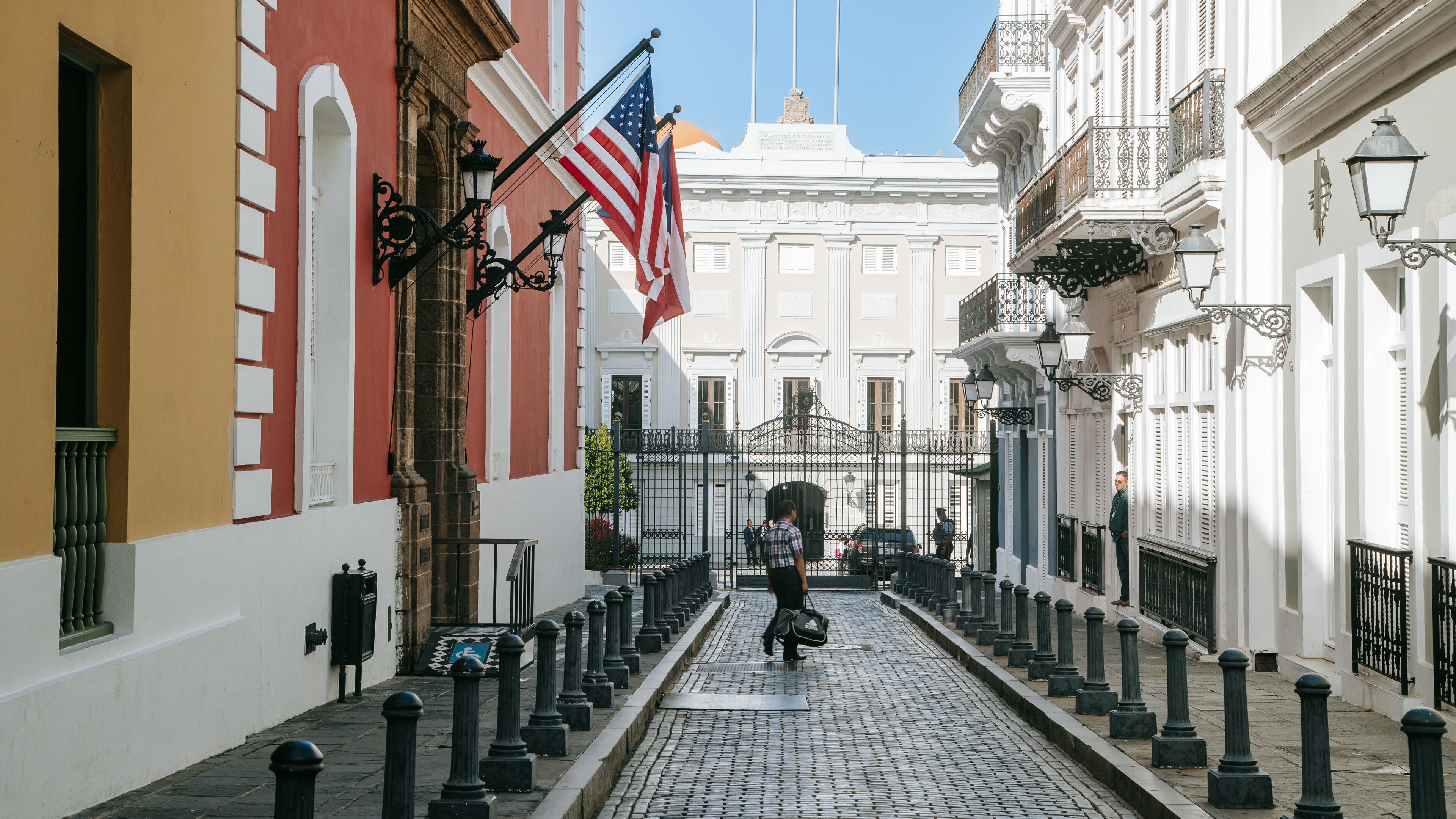 La Fortaleza showing street scenes and a city