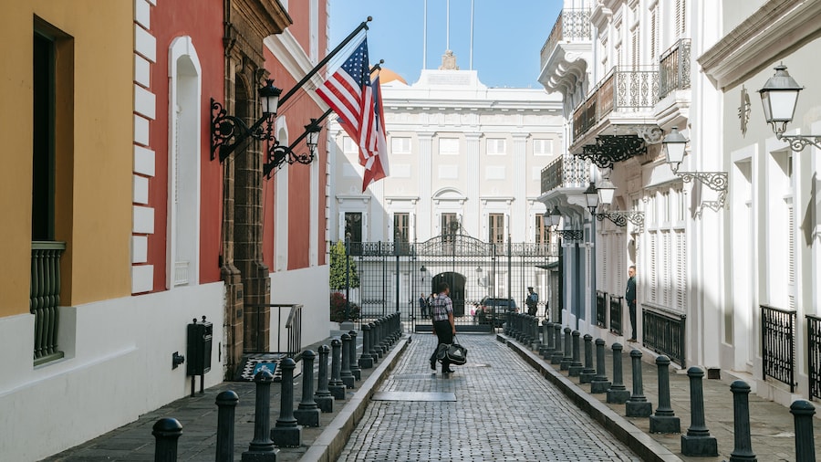 La Fortaleza showing street scenes and a city