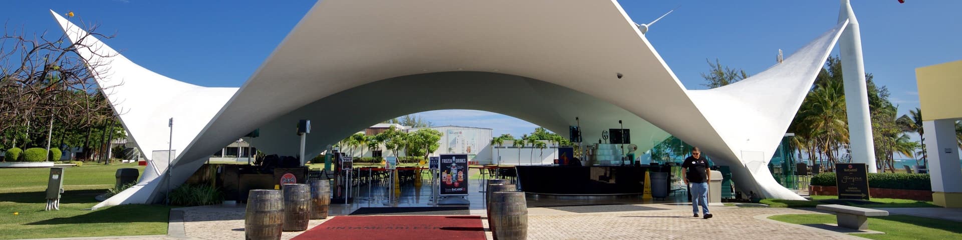 Casa Bacardi showing a park