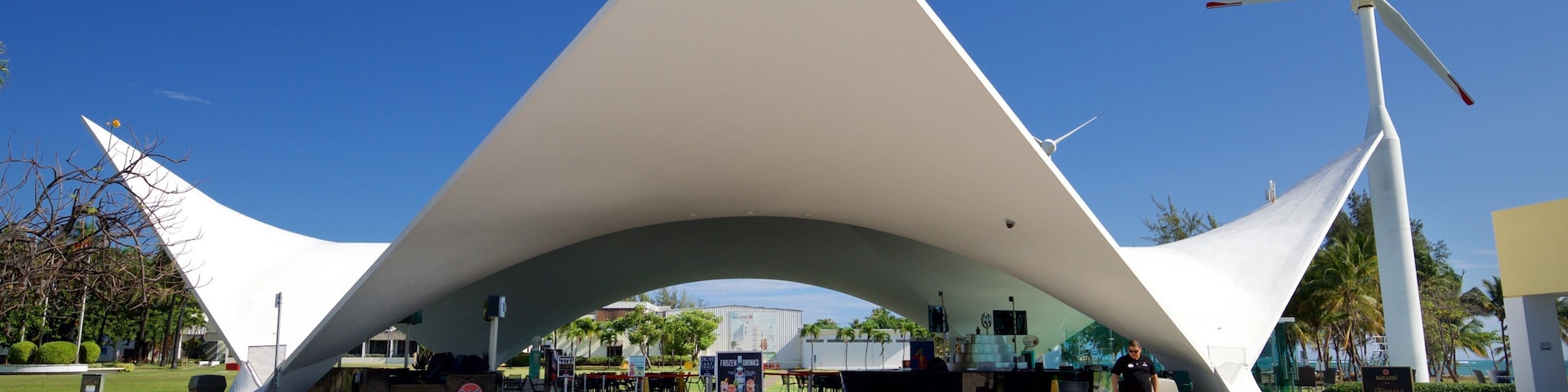 Casa Bacardi showing a park