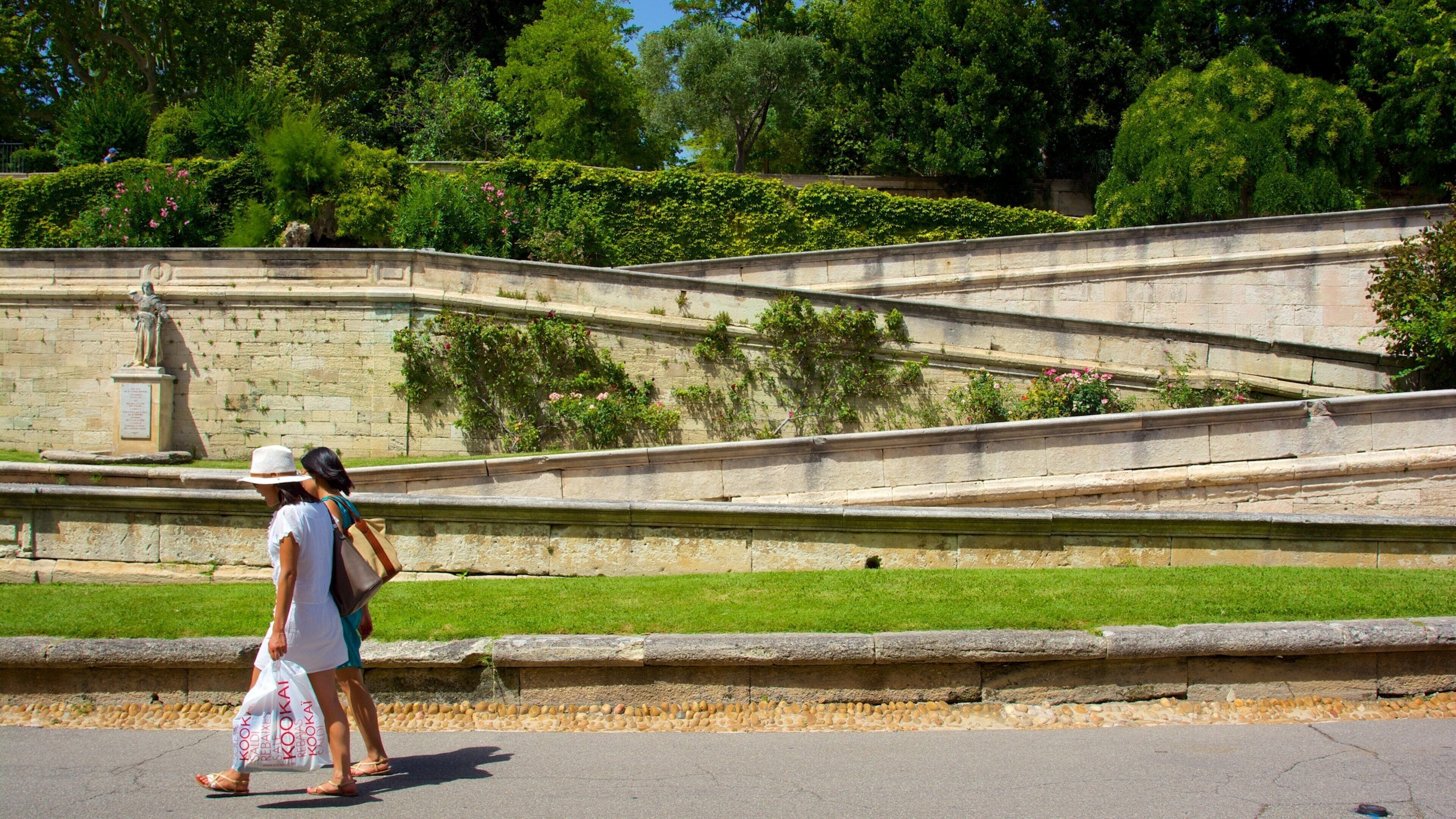 Montfavet which includes a park and street scenes as well as a couple