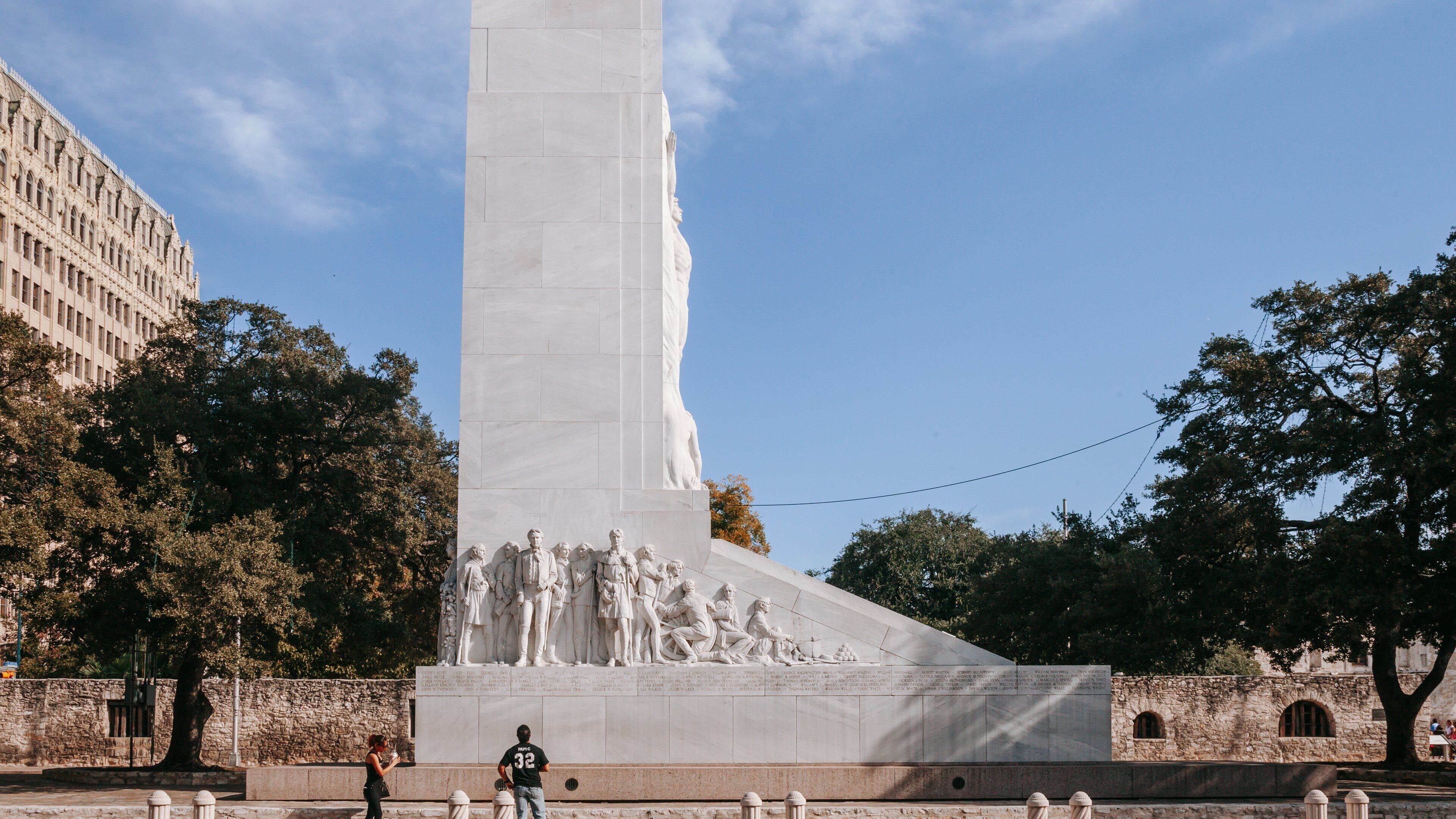 Alamo featuring a monument
