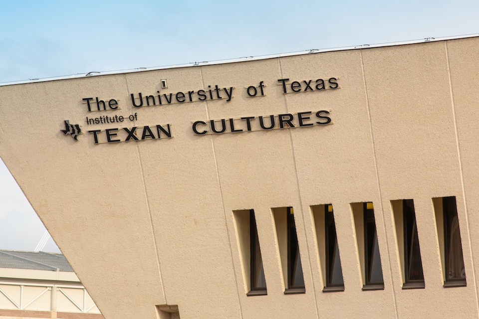 Placa do Instituto de Culturas Texanas da Universidade do Texas em um edifício.