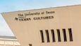 Panneau de l’Institut des cultures du Texas, affilié à l’Université du Texas, sur un bâtiment.