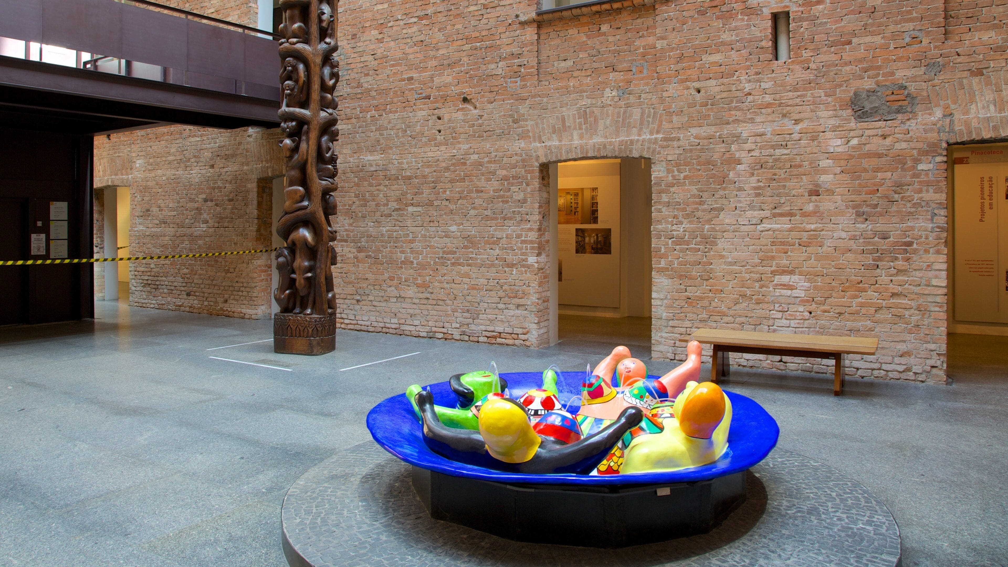 Pinacoteca do Estado montrant vues intérieures et art