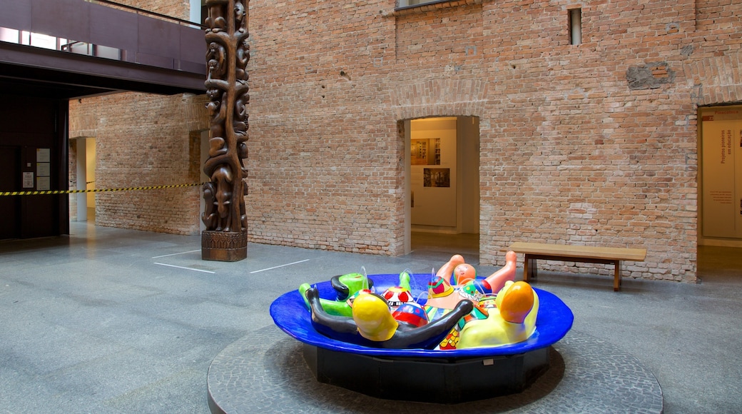 Pinacoteca do Estado que incluye arte y vistas de interior