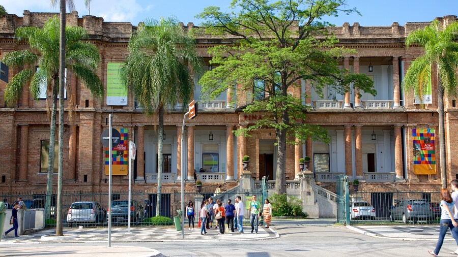 Pinacoteca do Estado featuring heritage architecture, street scenes and a city