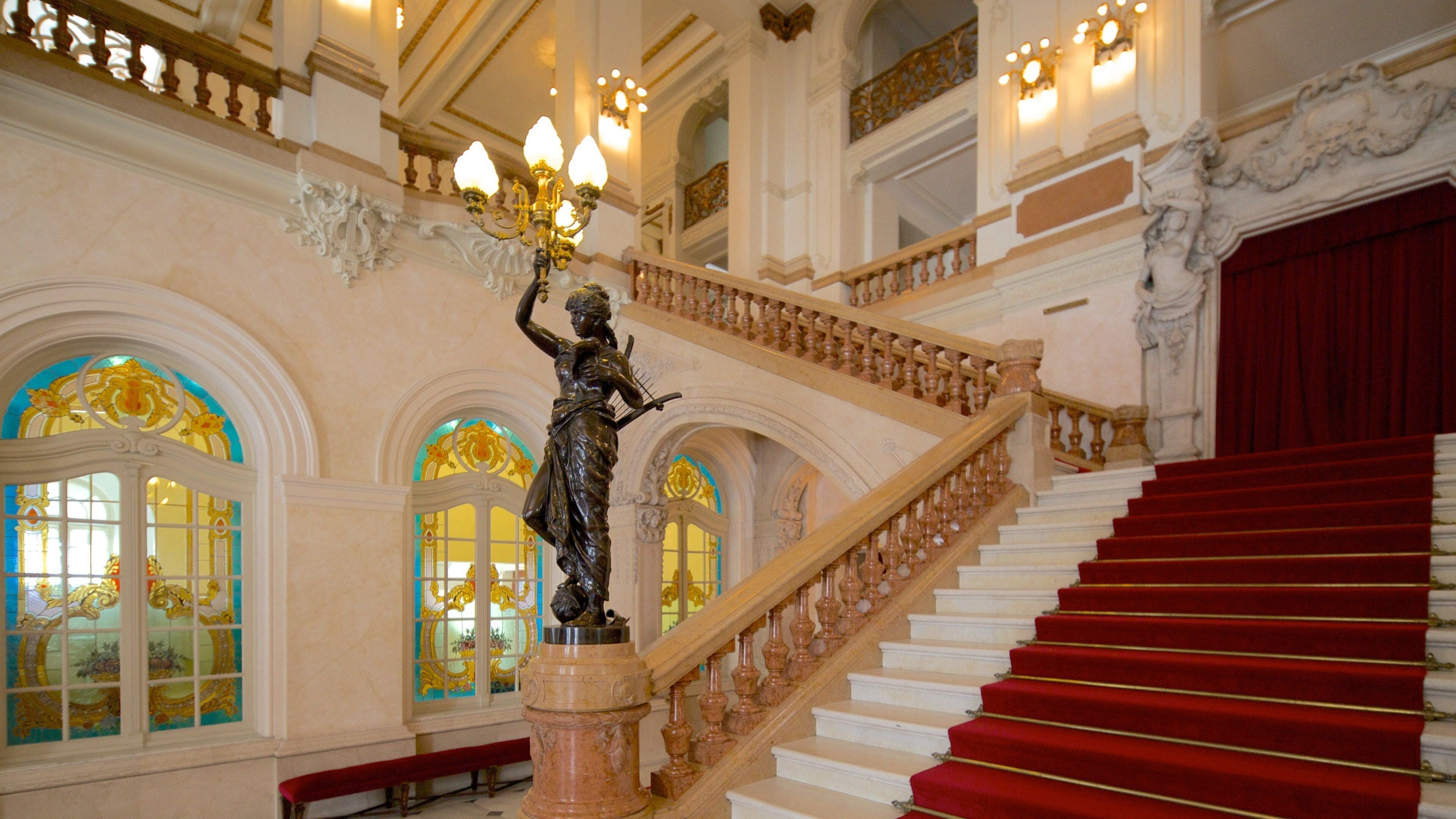 Teatro Municipal caracterizando uma estátua ou escultura, vistas internas e cenas de teatro