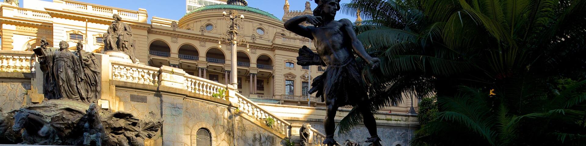 Municipal Theater showing a statue or sculpture, theater scenes and heritage architecture