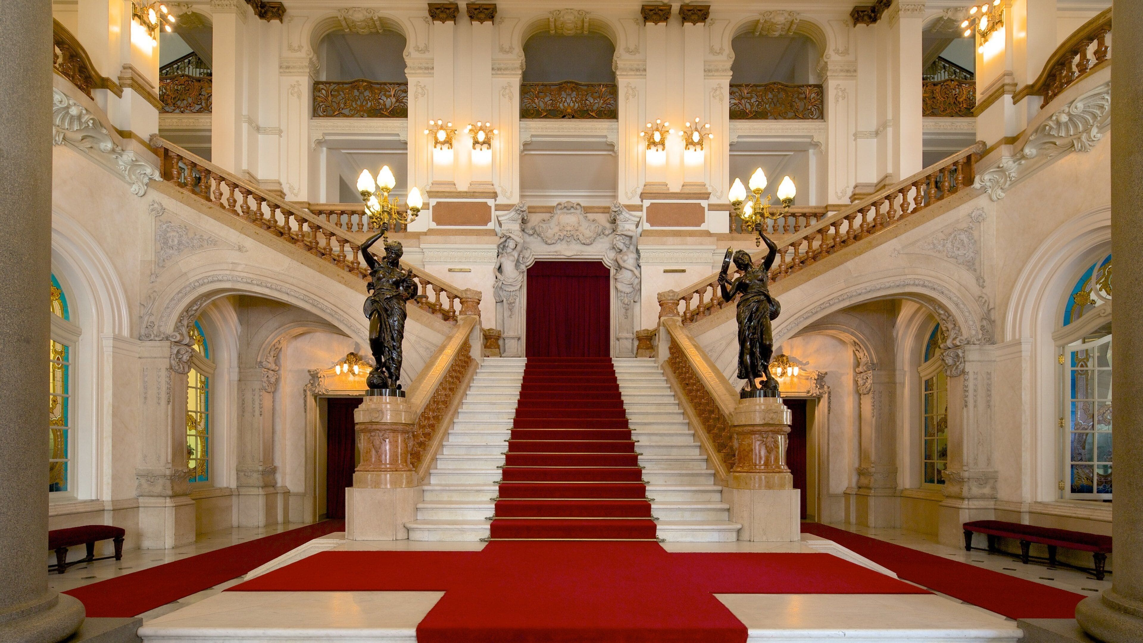 Théâtre municipal montrant vues intérieures et scènes de théâtre