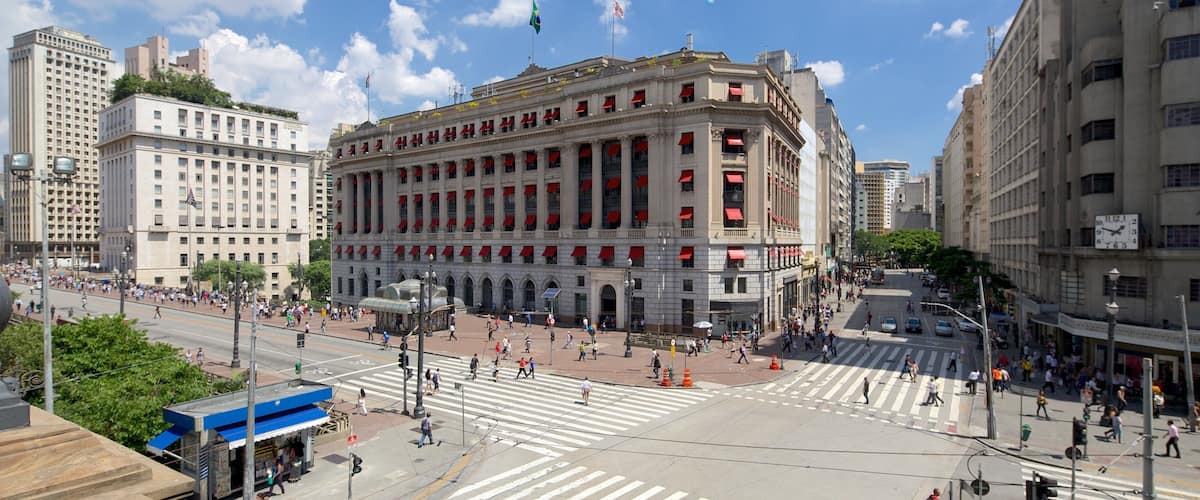 Teatro Municipal mostrando arquitetura de patrimônio, uma cidade e cenas de rua