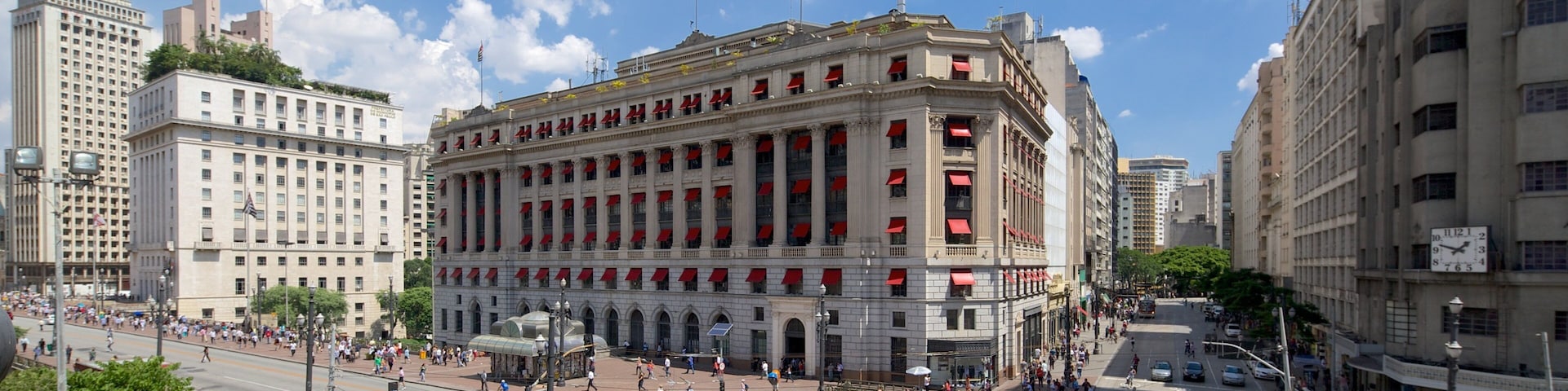 Municipal Theater showing street scenes, heritage architecture and a city