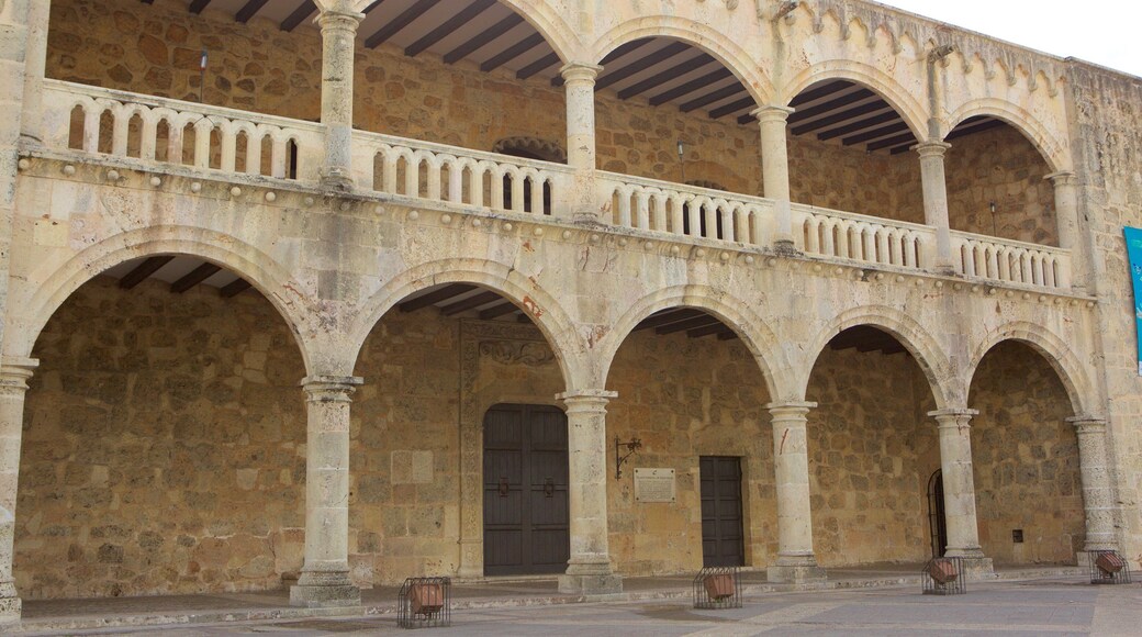 Alcázar de Colón ofreciendo elementos del patrimonio