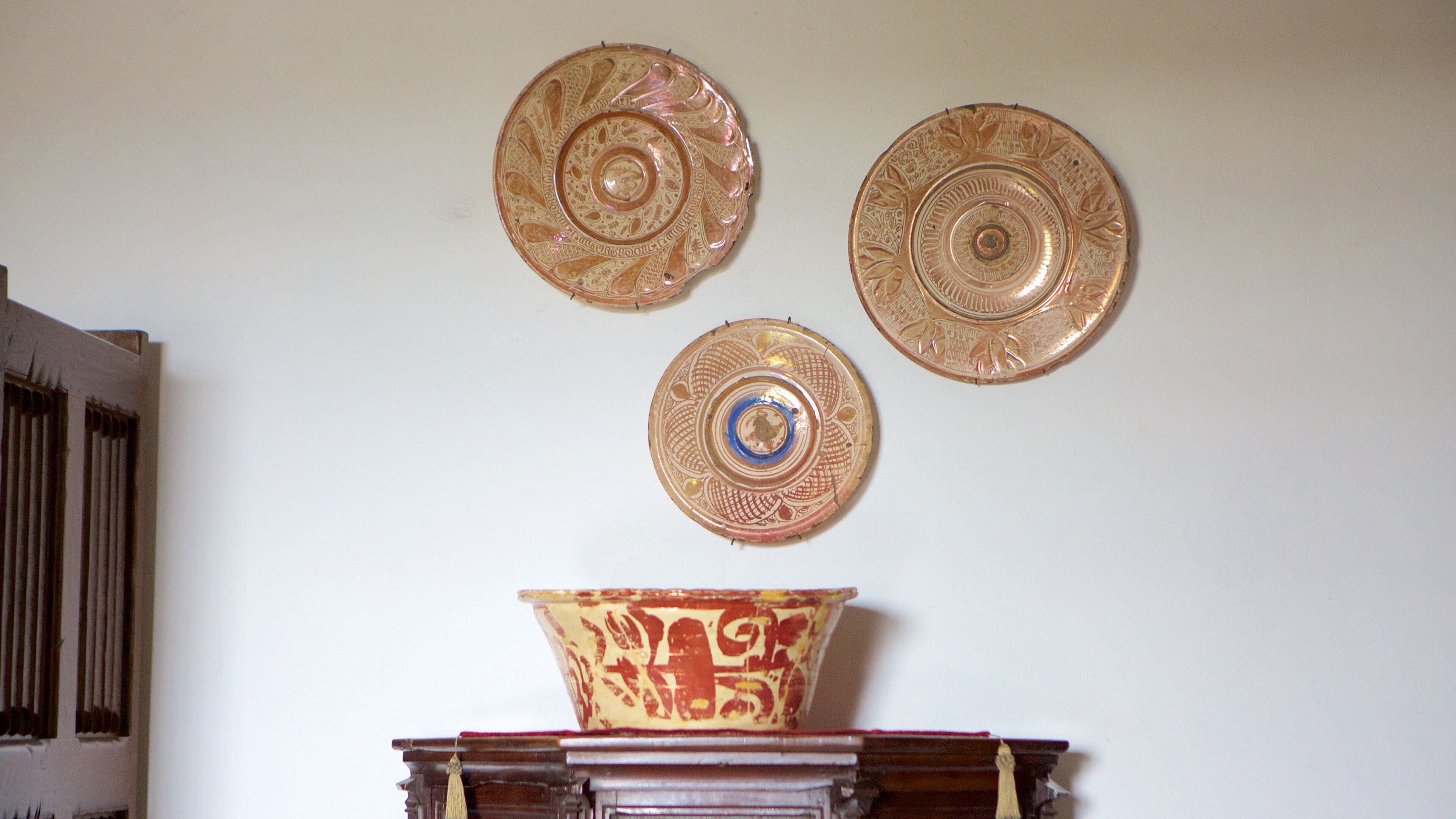 Alcázar de Colón ofreciendo elementos patrimoniales, arte y vista interna