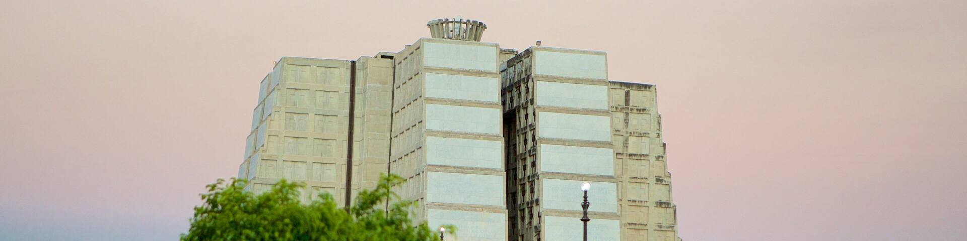 Columbus Lighthouse showing a lighthouse and a monument