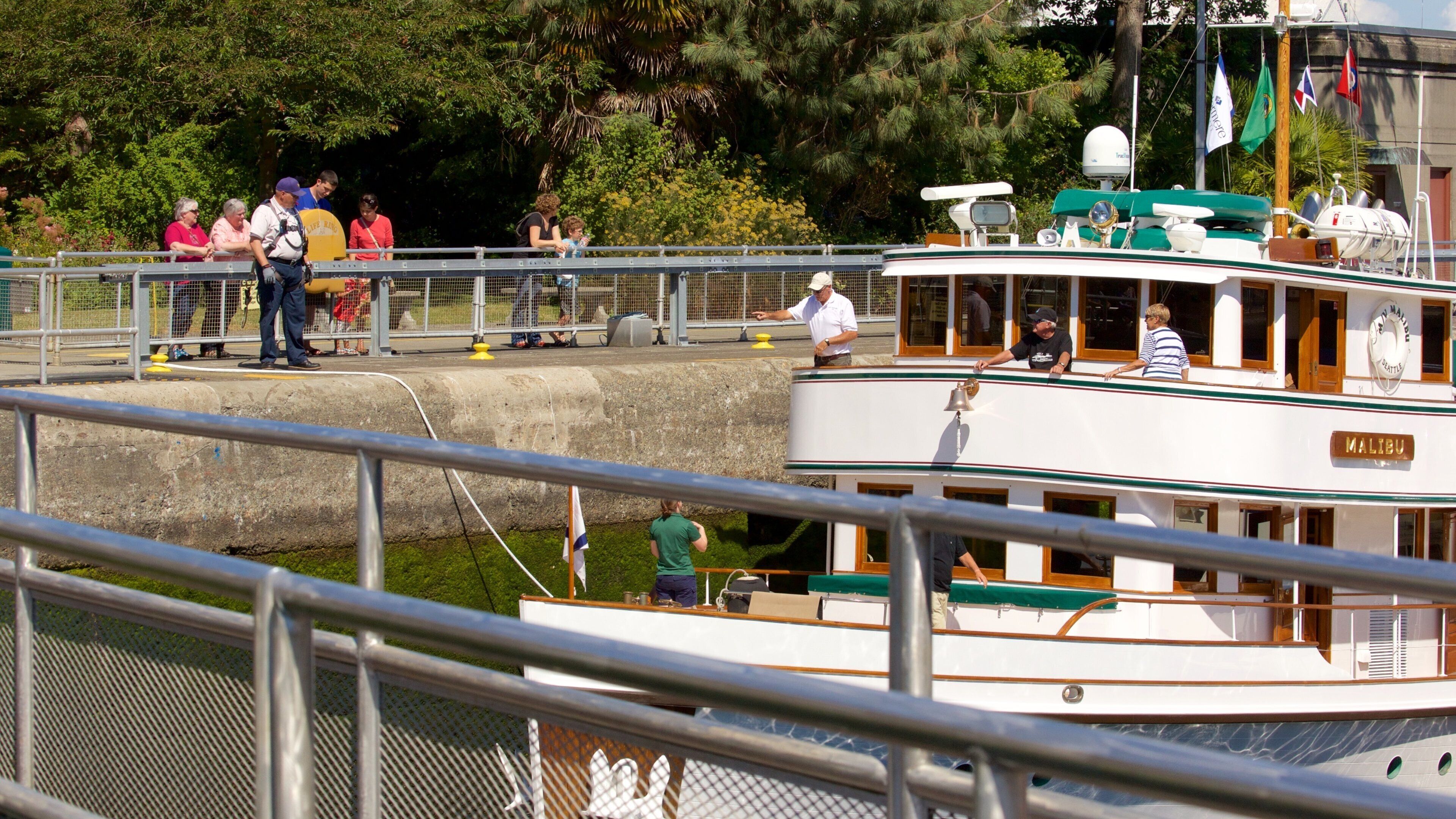 Hiram M. Chittenden Locks toont varen en ook een klein groepje mensen