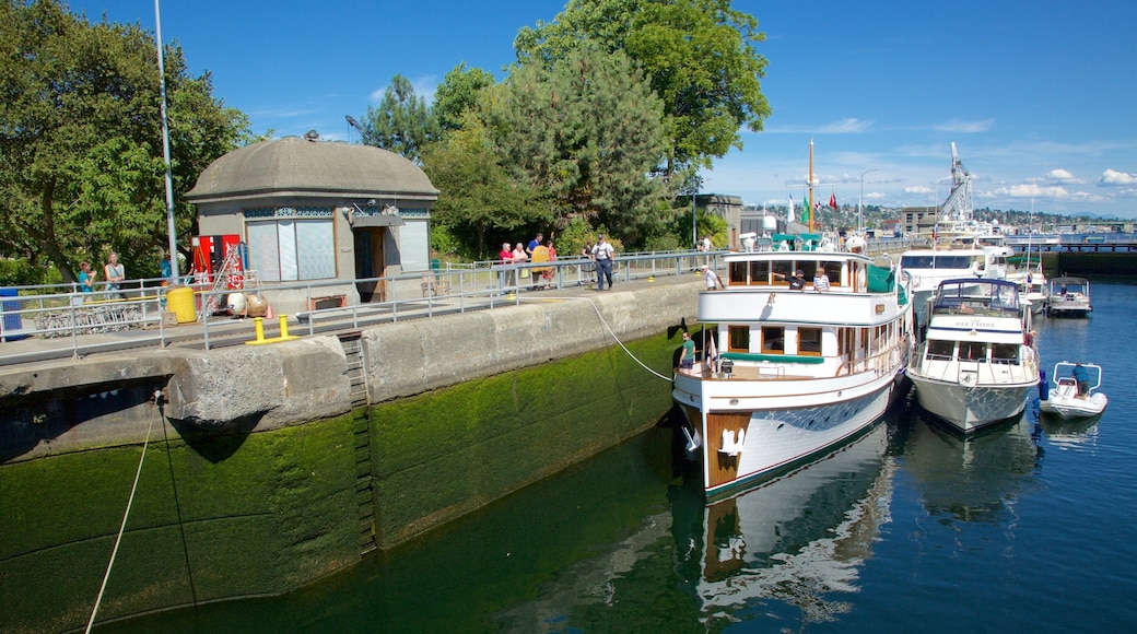 Hiram M. Chittenden Locks inclusief een rivier of beek en varen en ook een klein groepje mensen