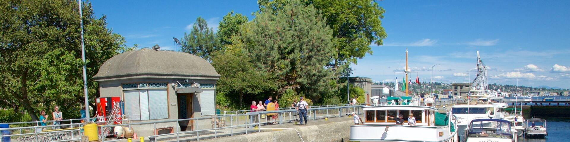 Hiram M. Chittenden Locks mostrando paseos en lancha y un río o arroyo y también un pequeño grupo de personas