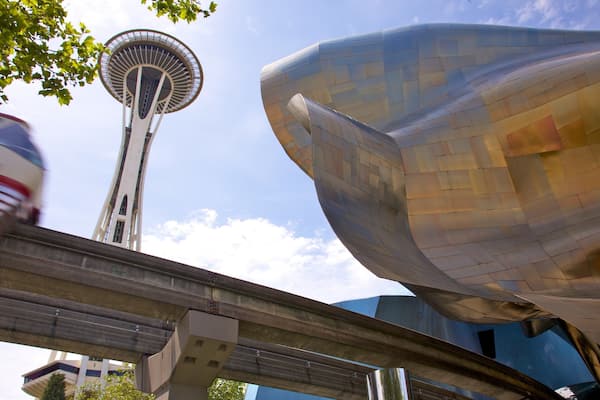 Space Needle som inkluderar modern arkitektur, en skyskrapa och skyline