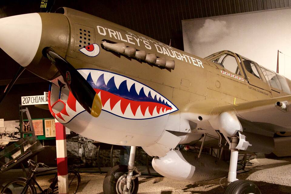 Un avión militar con un adhesivo con forma de boca de tiburón y el texto 'O'Riley's Daughter' en su costado.