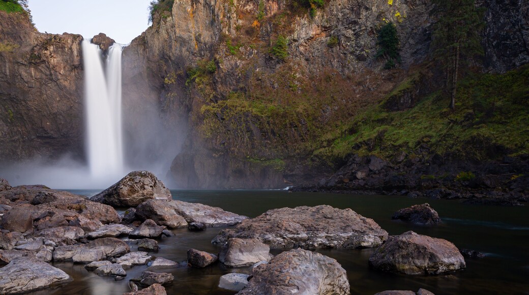 Snoqualmie Falls showing a waterfall