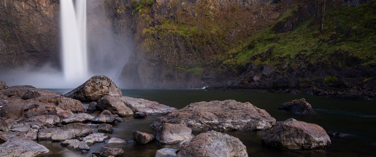 Snoqualmie Falls showing a waterfall