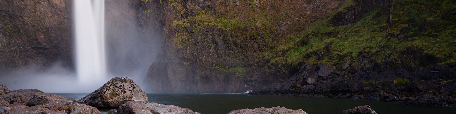 Snoqualmie Falls showing a waterfall
