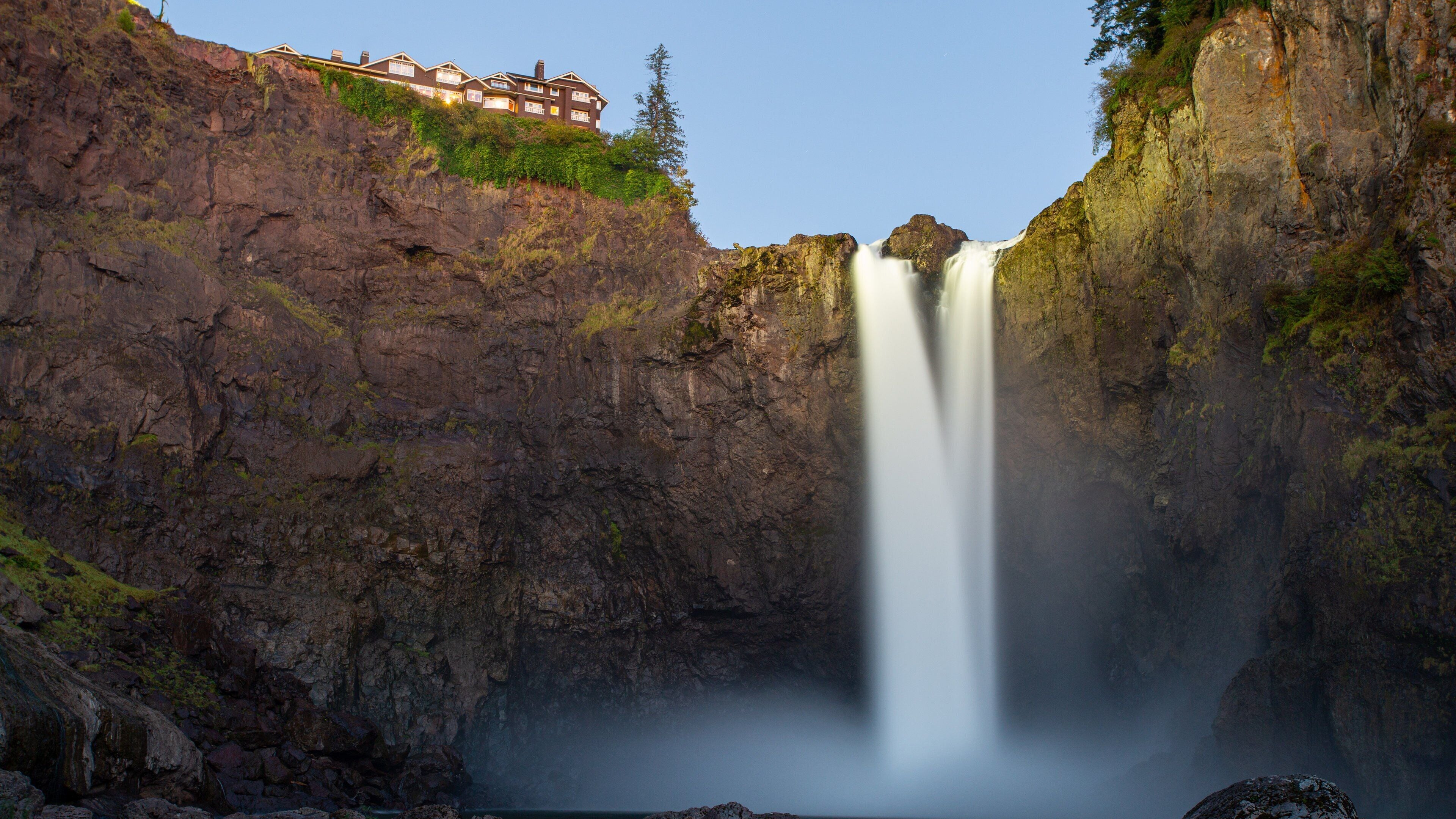 Snoqualmie Falls showing a cascade